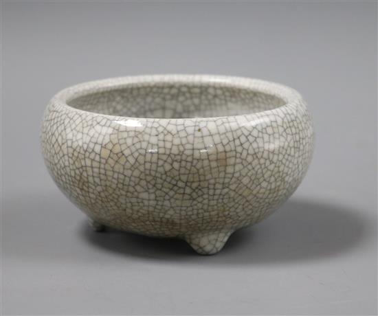 A 19th century Chinese crackleware bowl